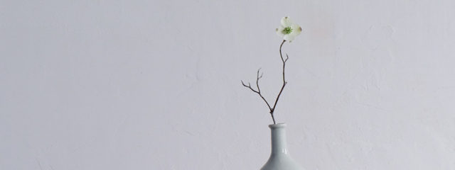 日本のアンティーク家具と花や植物のある暮らし